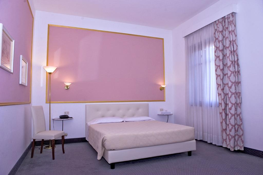Hotel Ponte Di Rialto Крема Стая снимка