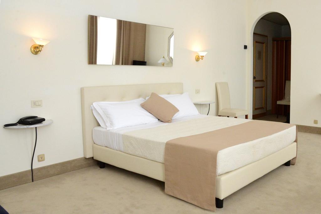 Hotel Ponte Di Rialto Крема Стая снимка