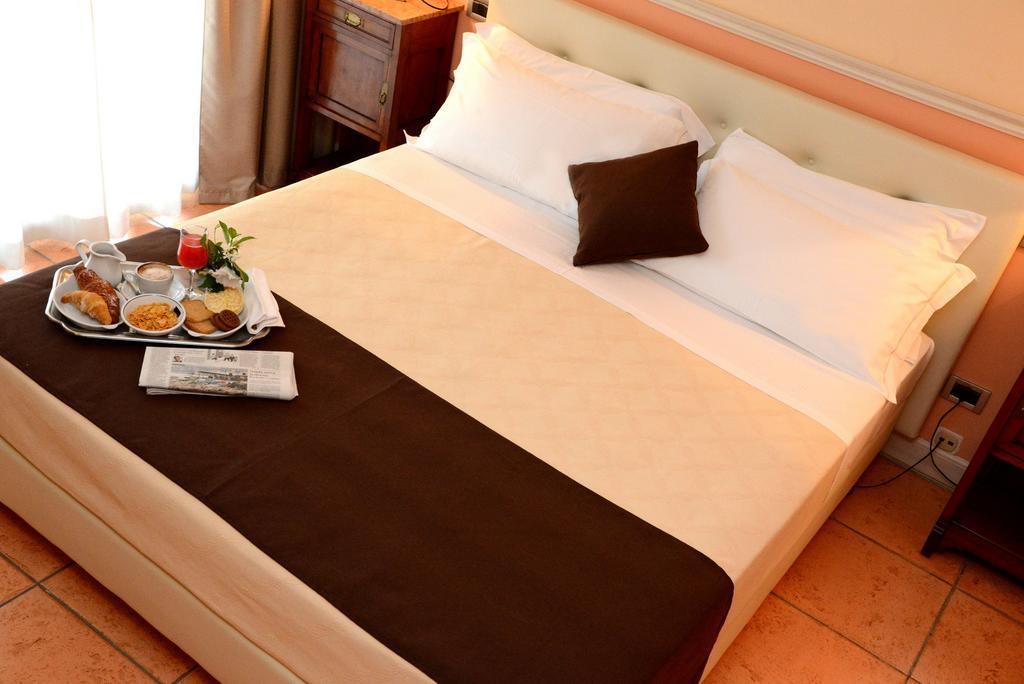 Hotel Ponte Di Rialto Крема Стая снимка