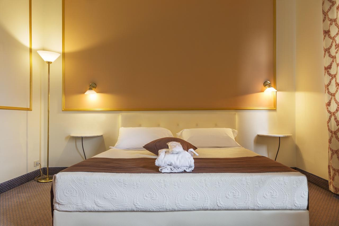 Hotel Ponte Di Rialto Крема Екстериор снимка
